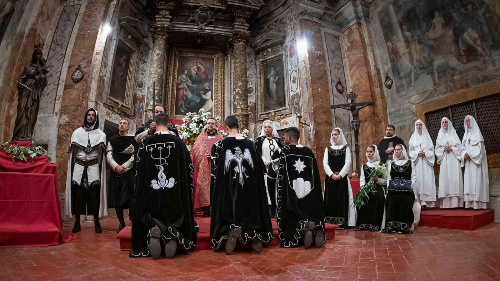 Benedizione dei cavalieri del Terziere Mezule nella Chiesa di Santa Margherita durante gli eventi legati alla Corsa all'Anello