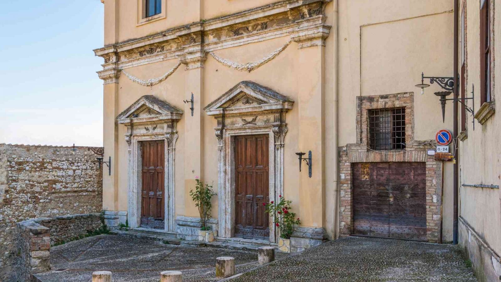 Ingresso bipartito della Chiesa di Santa Margherita a Narni in Umbria