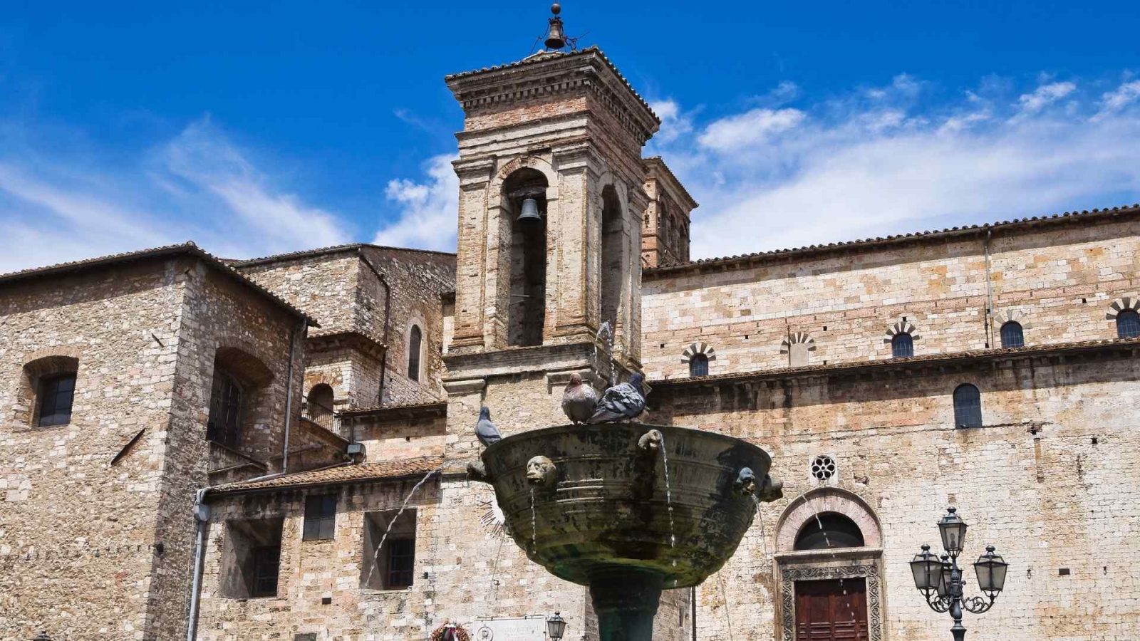 La torre civica e la porta della Cattedrale di San Giovenale, viste dalla Fontana di Piazza Garibaldi