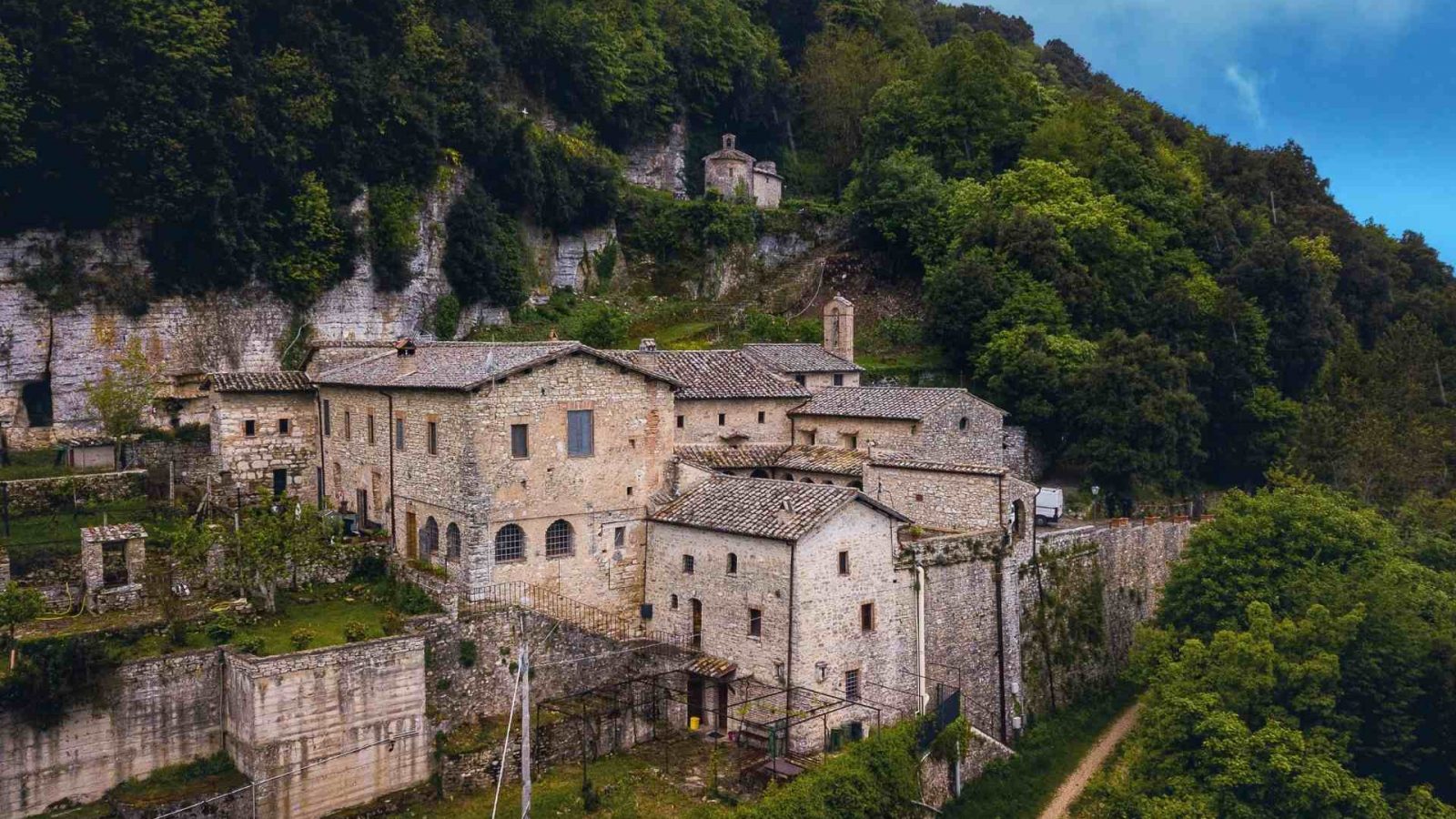 Il complesso del Sacro Speco di San Fracesco a Narni visto da ripresa aerea