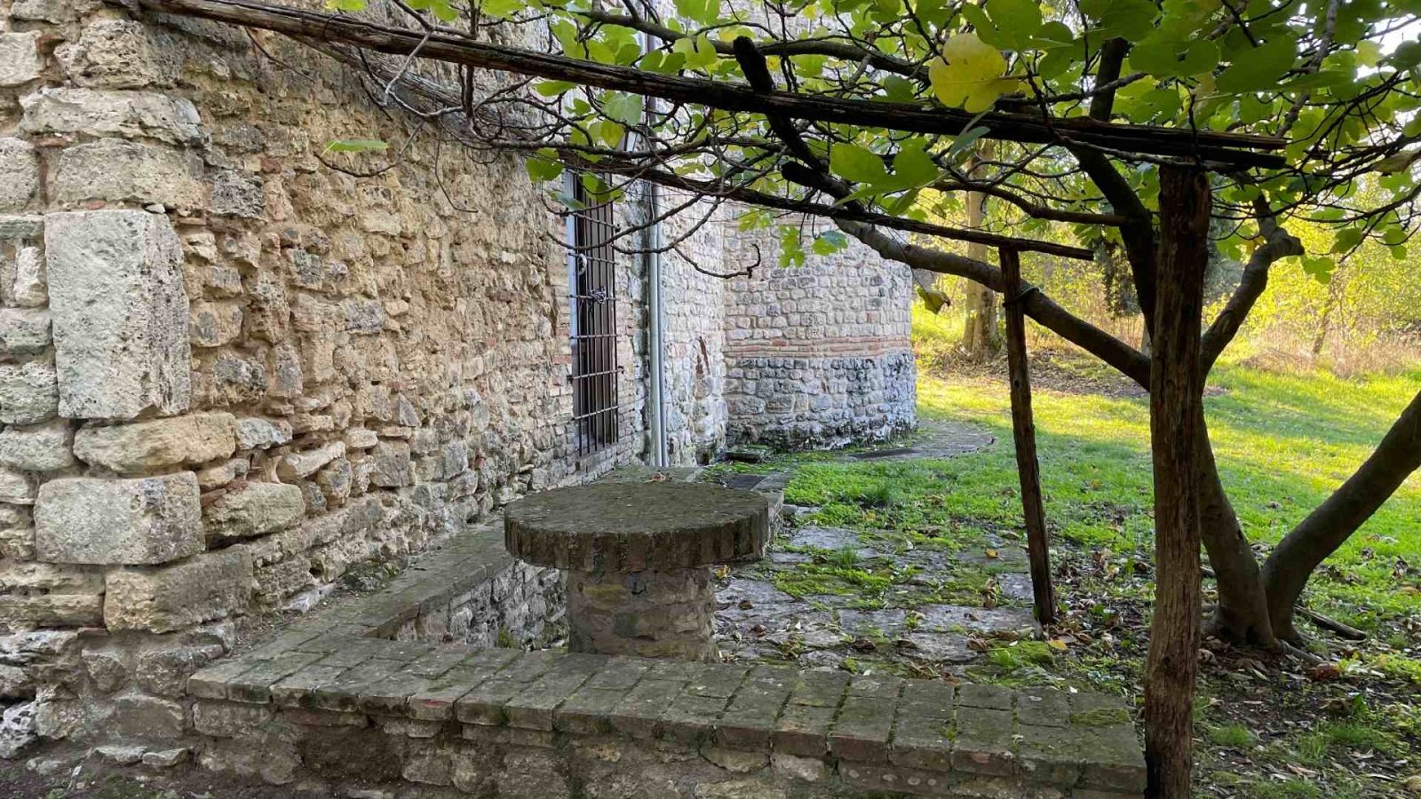 Particolare del giardino della Chiesa di Santa Pudenziana in località Visciano di Narni