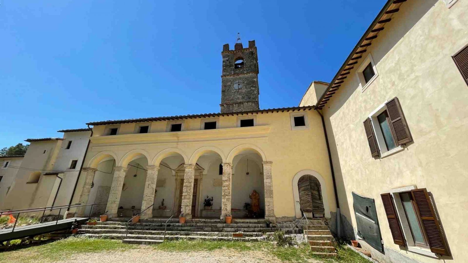 L'antica Abbazia di Sant'Angelo in Massa a poca distanza da Taizzano