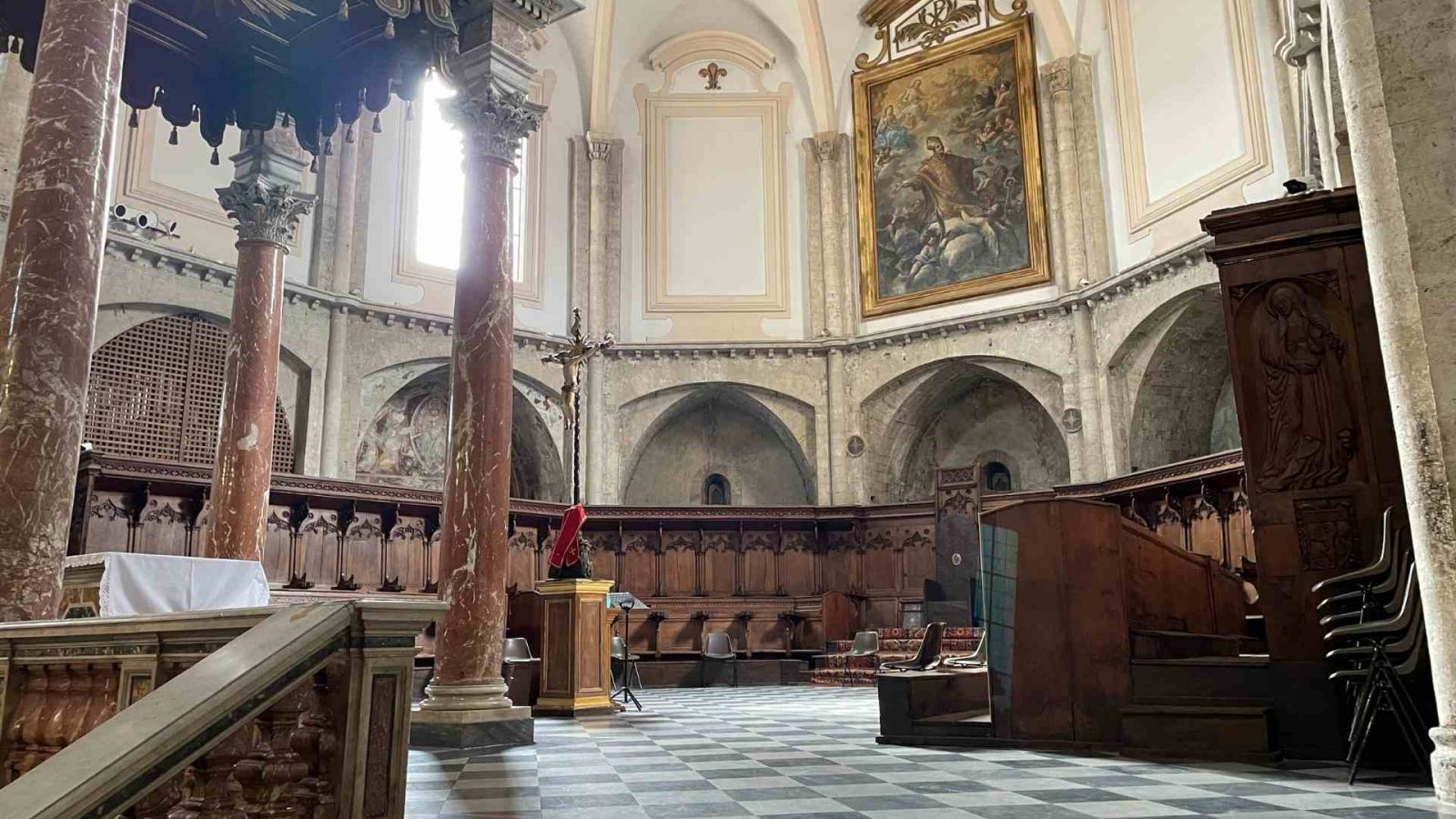 L'Abside con le sette cappelle e il coro della Cattedrale di San Giovenale
