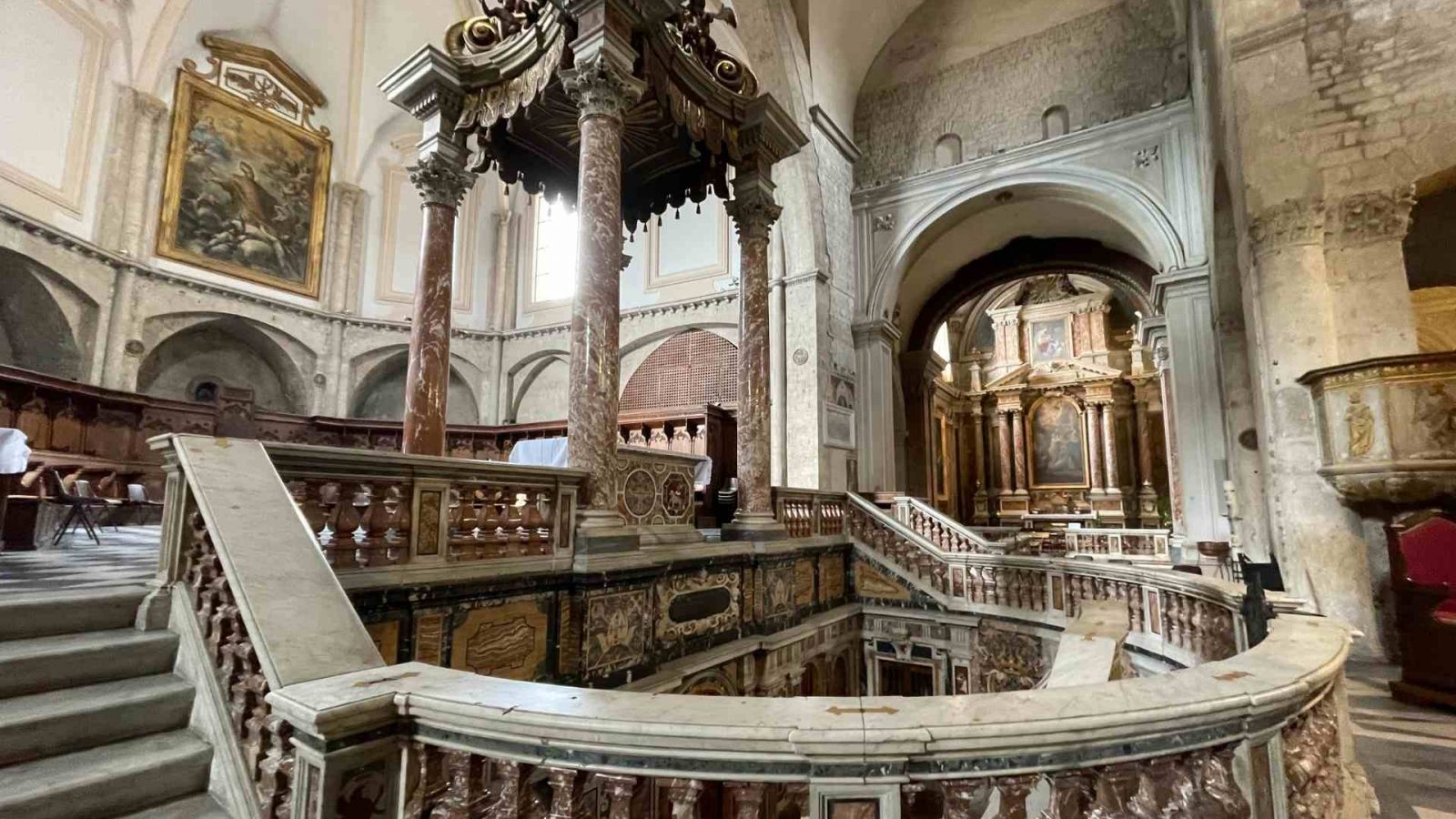 L'altare maggiore e la Confessione con l'accesso alla Cripta di San Giovenale