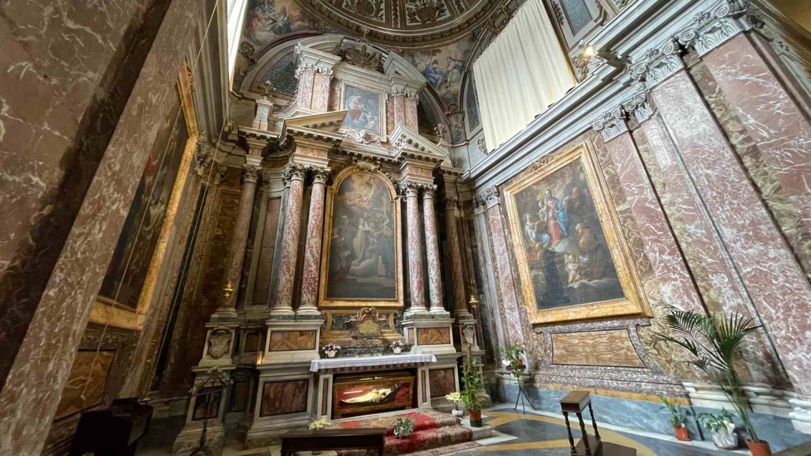 Cappella della Beata Lucia con le tele del Trevisani nella Cattedrale di San Giovenale a Narni