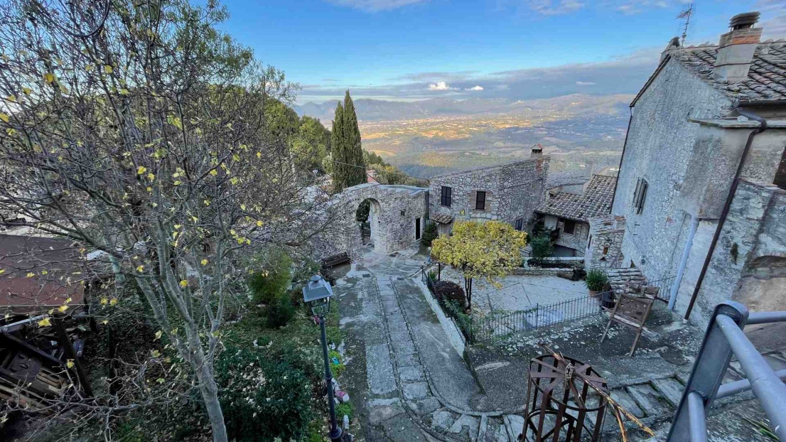 Ingresso al castello dei Itieli dalla porta difesa dalla torre degli aimuccis