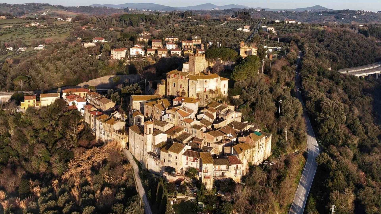 Veduta aerea del castello di Montoro col palazzo baronale e il borgo