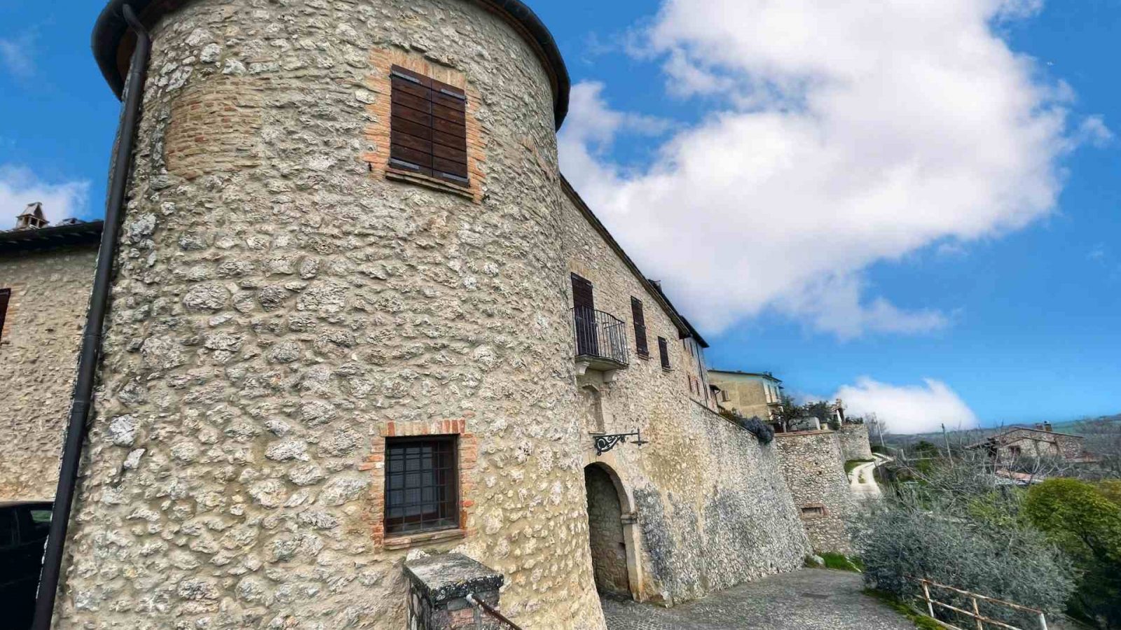 Ingresso al castello di Capitone con la torre di difesa