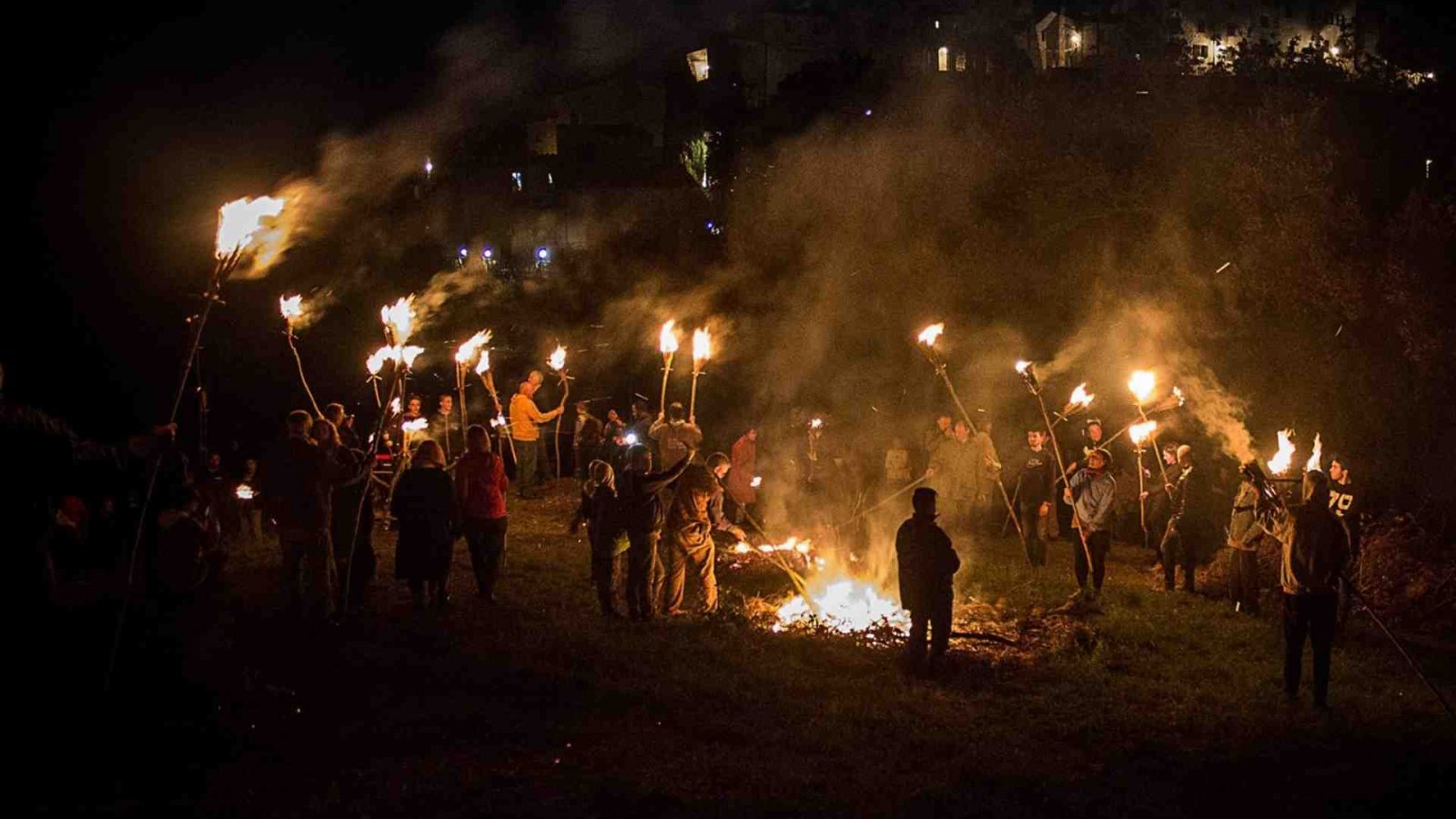 La tradizionale Itussata, processione sul monte Censo con i fiori di fuoco ai Itieli