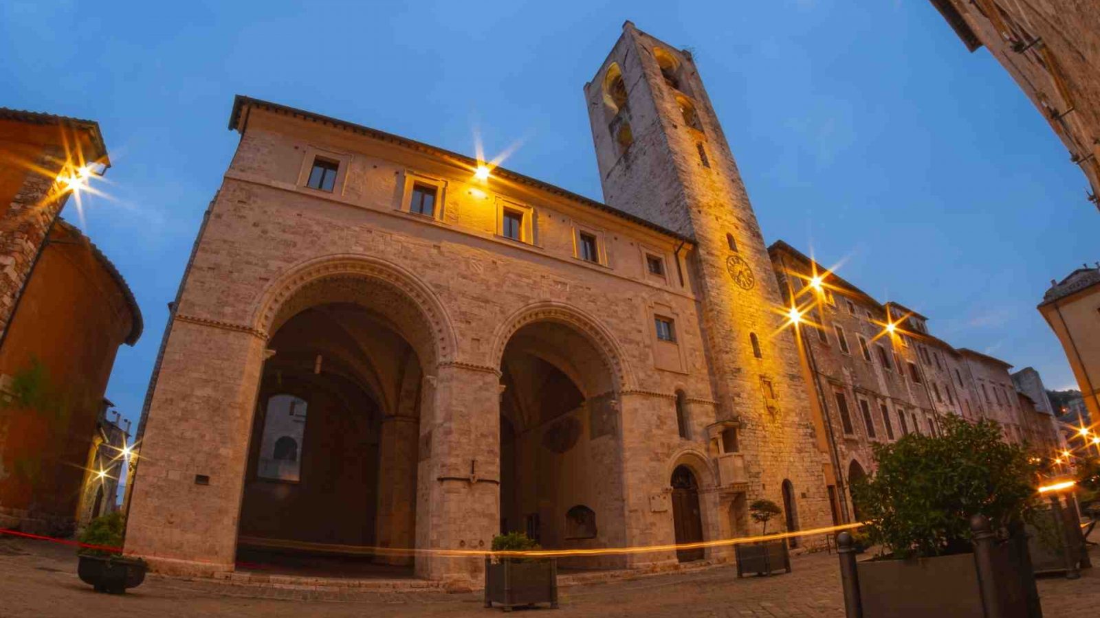 Palazzo dei Priori di Narni al tramonto, in primo piano la loggia degli scolopi