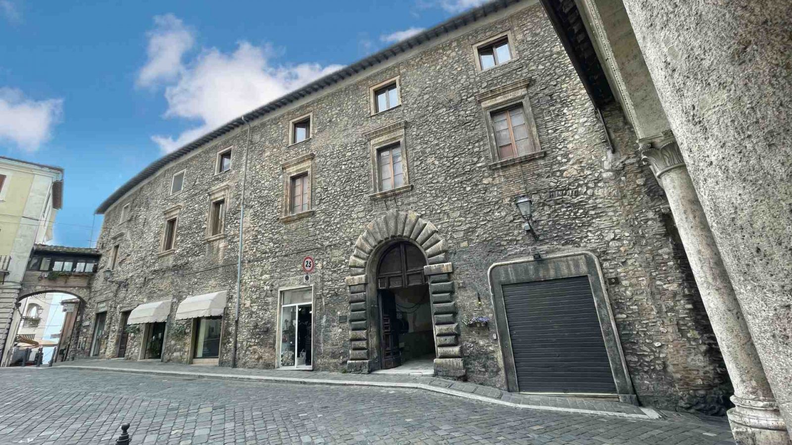 Vista del Palazzo Vescovile di Narni da Piazza Cavour