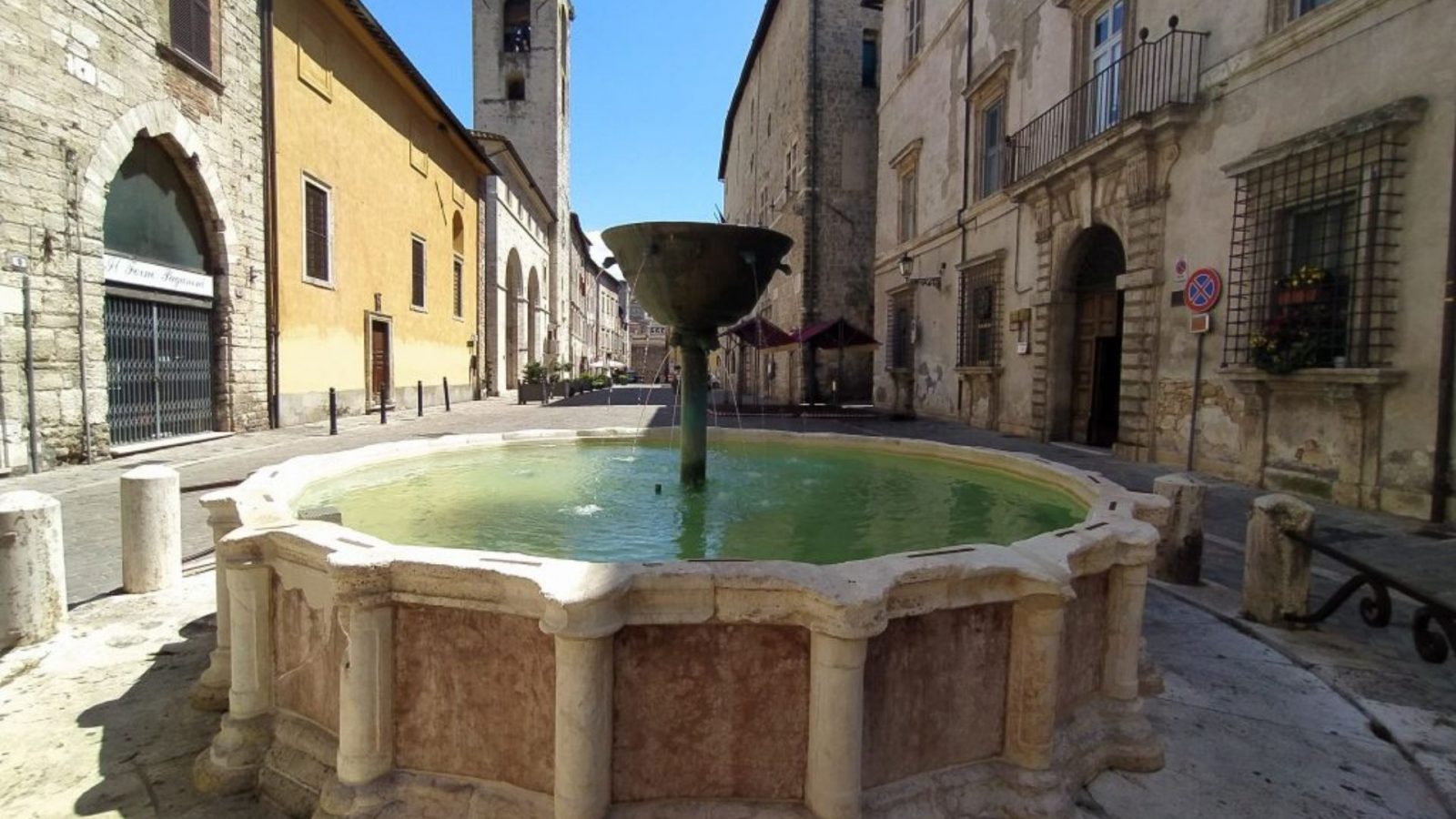 fontana di piazzza dei priori Fontana di Piazza dei Priori a Narni