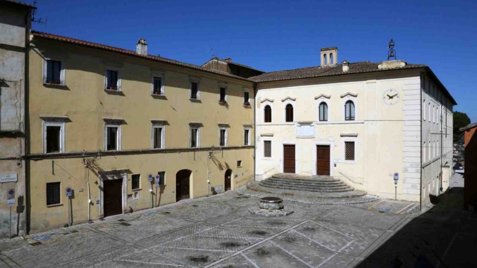 Piazza Galeotto Marzio, in fondo il pozzo comunale e il Brefotrofio Beata Lucia di Narni