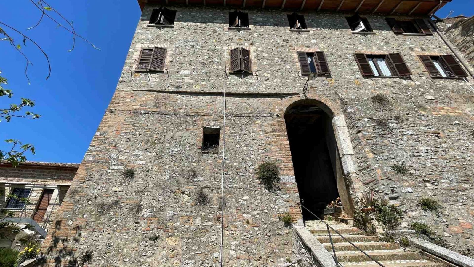 Palazzo e ingresso monumentale a Gualdo di Narni