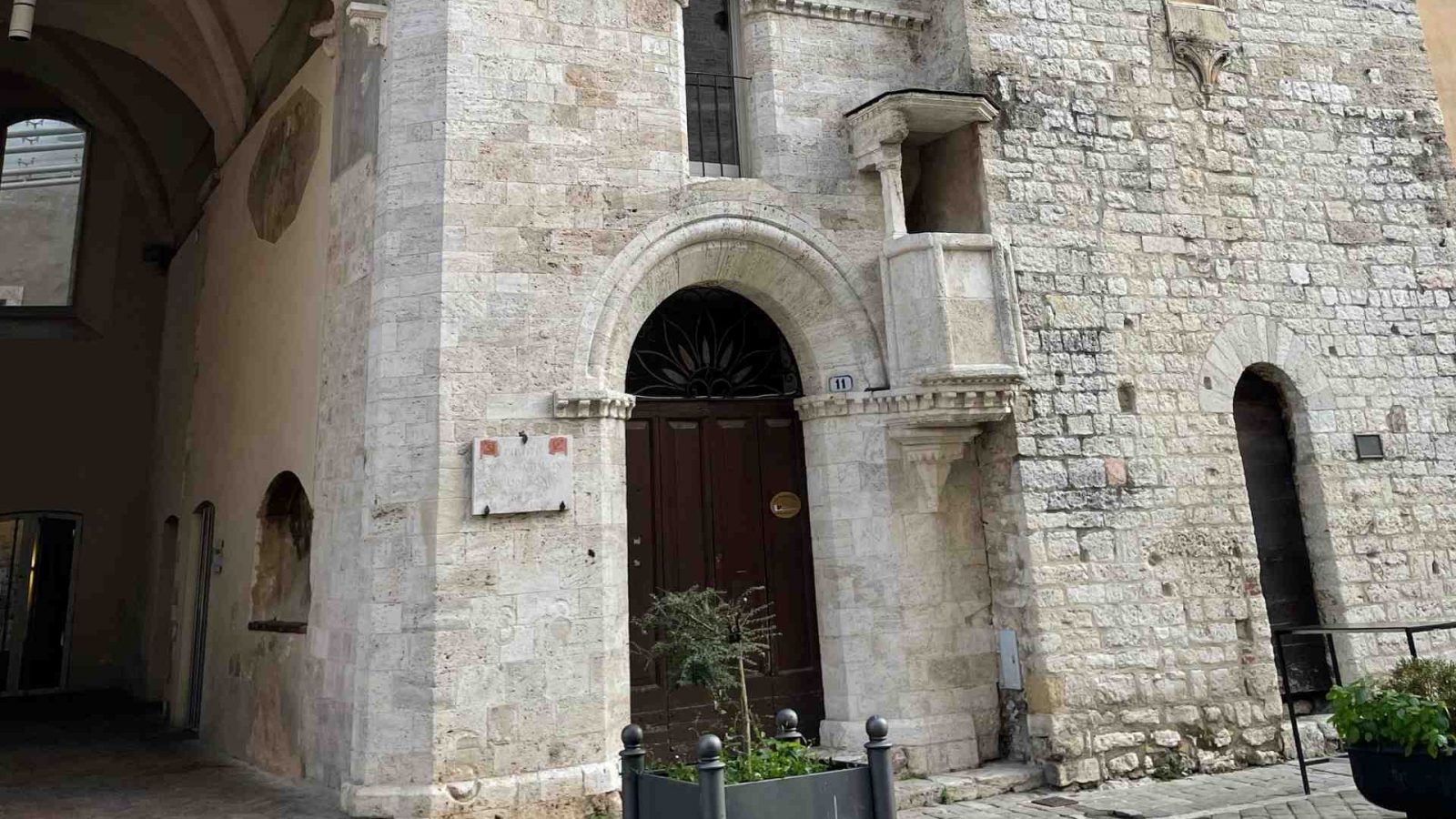 Palazzo dei Priori di Narni con particolare della loggia del banditore