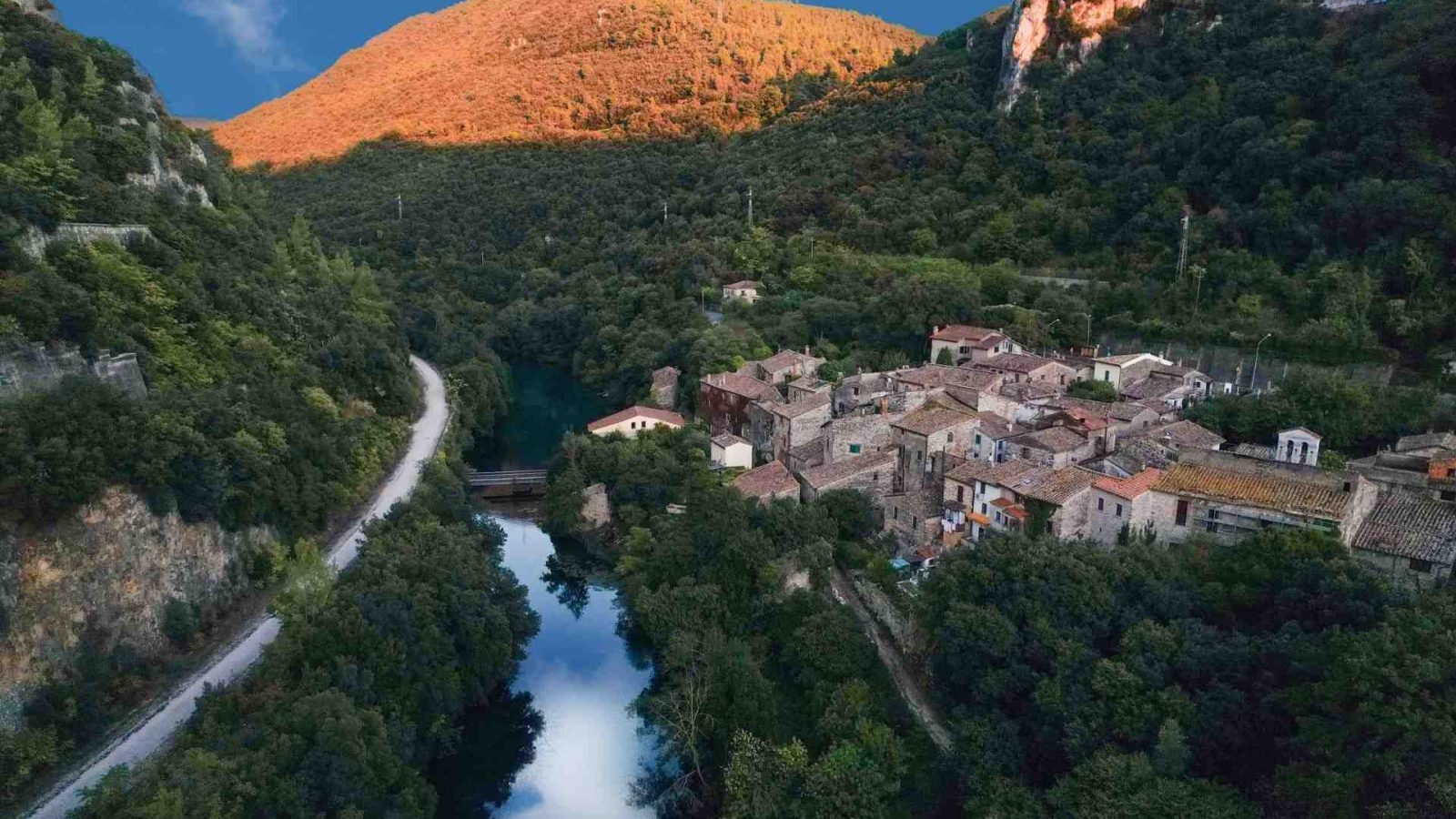 Veduta aerea di Stifone, il Nera e la ciclo pedonale delle Gole del Nera