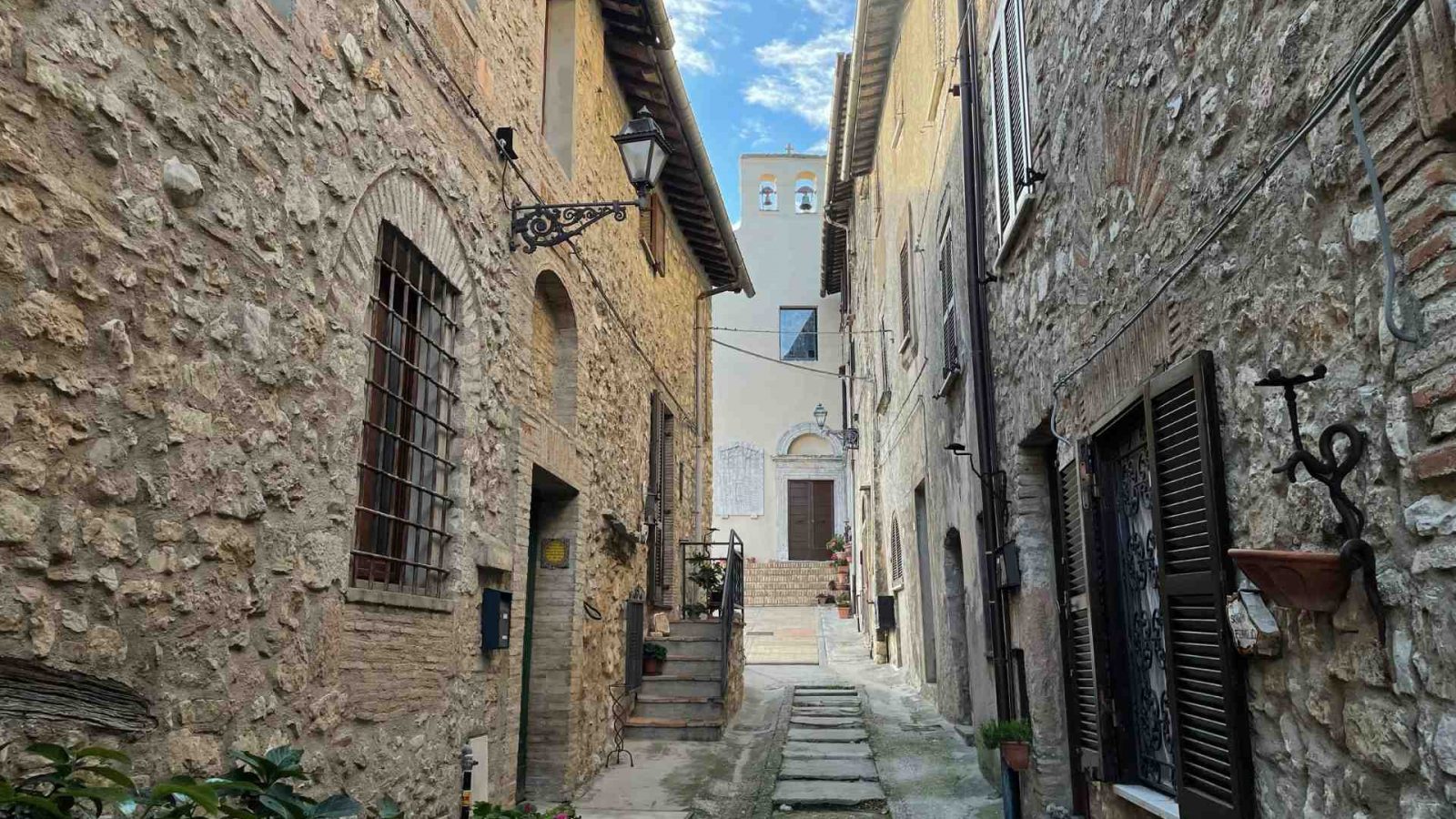 La via principale dei Itieli e la Chiesa di San Nicola in fondo